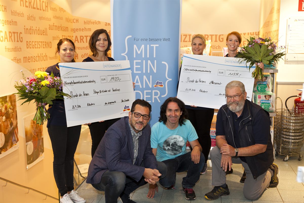 Das Rundflug-Team und die Helfer von „Stunde des Herzens“ freuen sich über die dm Scheckübergabe.