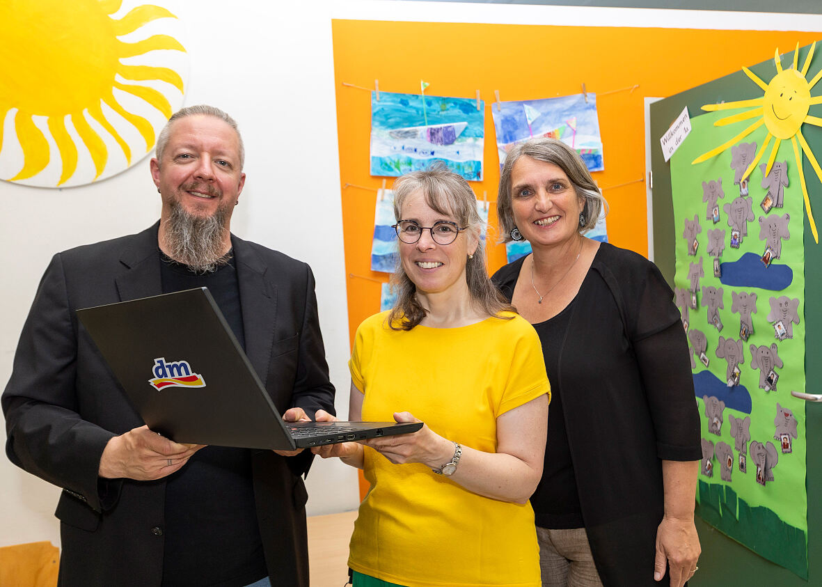 dm Pressebild Laptopspende Volksschule Puch