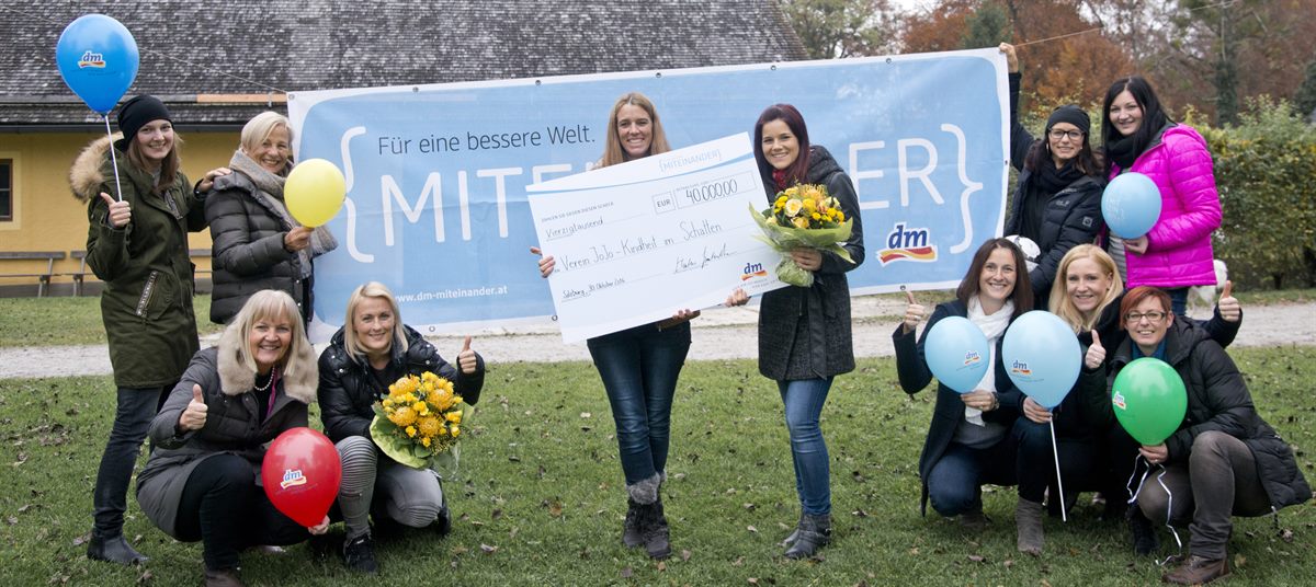 40.000 Euro wurden beim Projektabschluss-Fest von dm an JoJo überreicht. JoJo-Geschäftsführerin Heidemarie Eher und dm Gebietsmanagerin Marlene Draschwandtner (Mitte, v.l.).