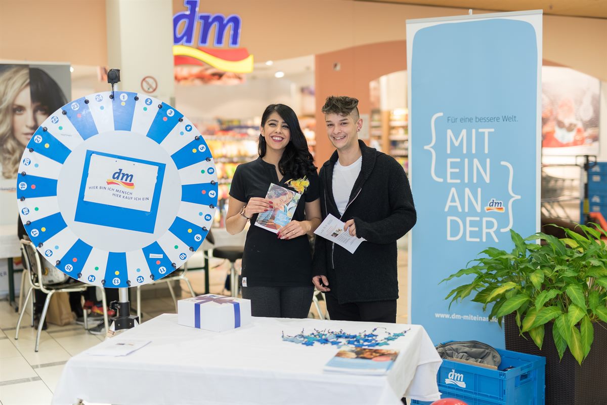dm Filialleiter Martin Kudrna und Mitarbeiterin Faraha Soltanpouri begrüßten die Besucher beim dm Familienfest.