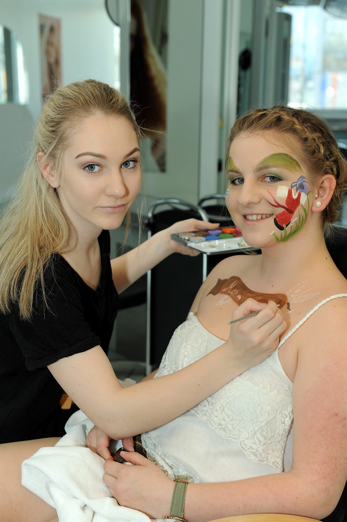 Die Siegerin mit ihrem Fantasie Make-up