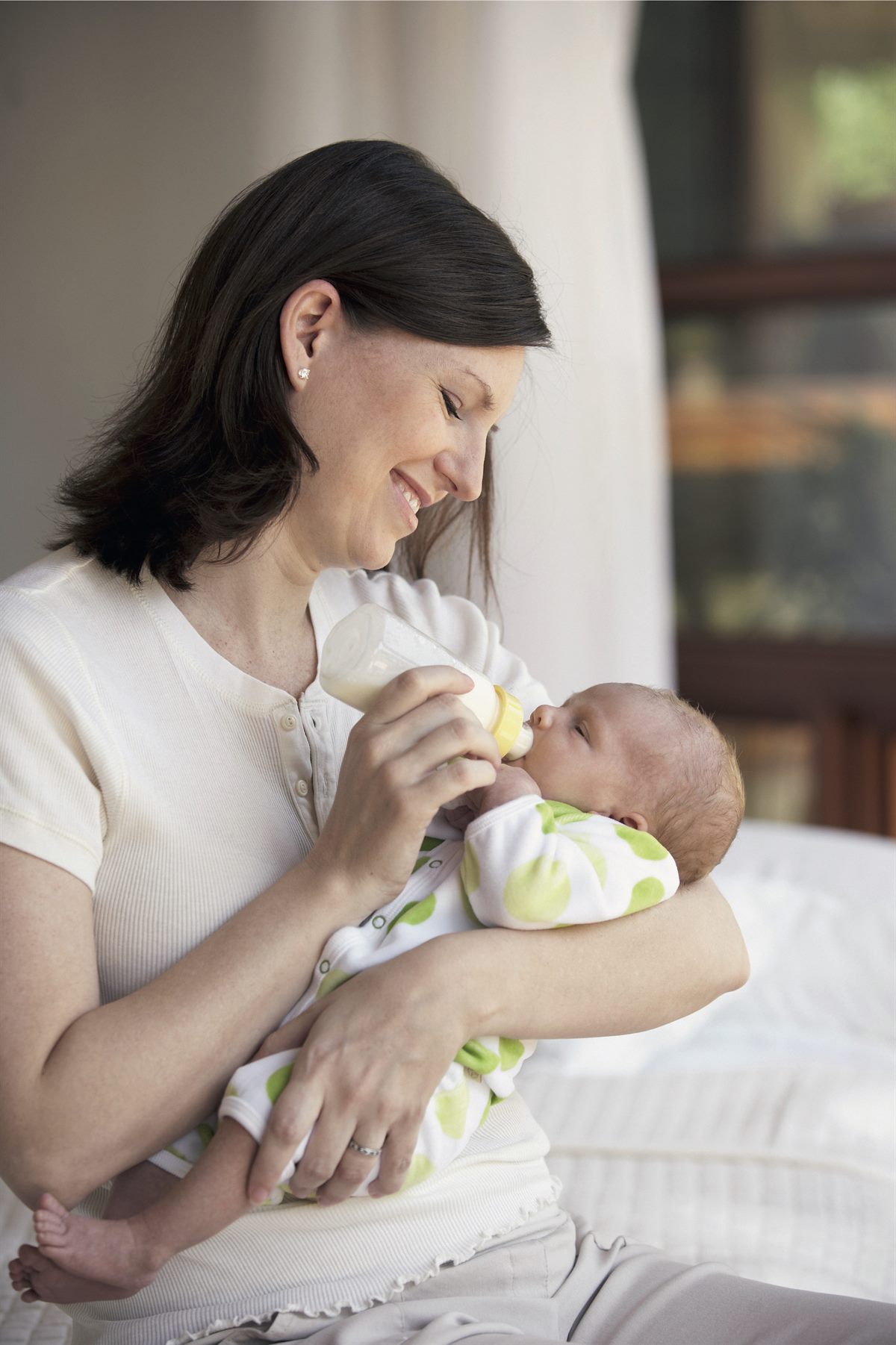 Babys und Kleinkinder haben bei heißem Wetter mehr Flüssigkeitsbedarf.