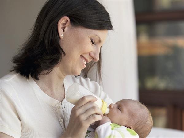 Babys und Kleinkinder haben bei heißem Wetter mehr Flüssigkeitsbedarf.