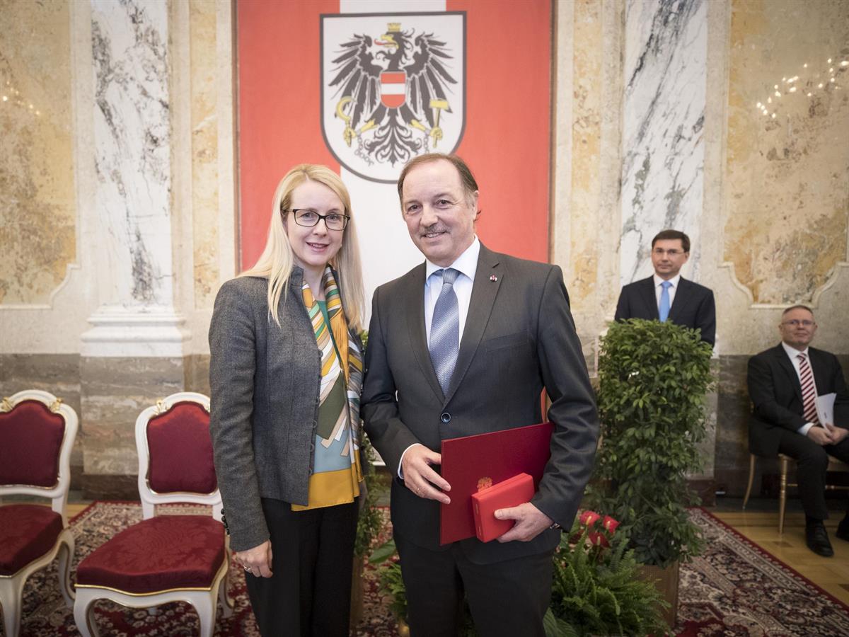 Wirtschaftsministerin Margarete Schramböck mit Manfred Kühner