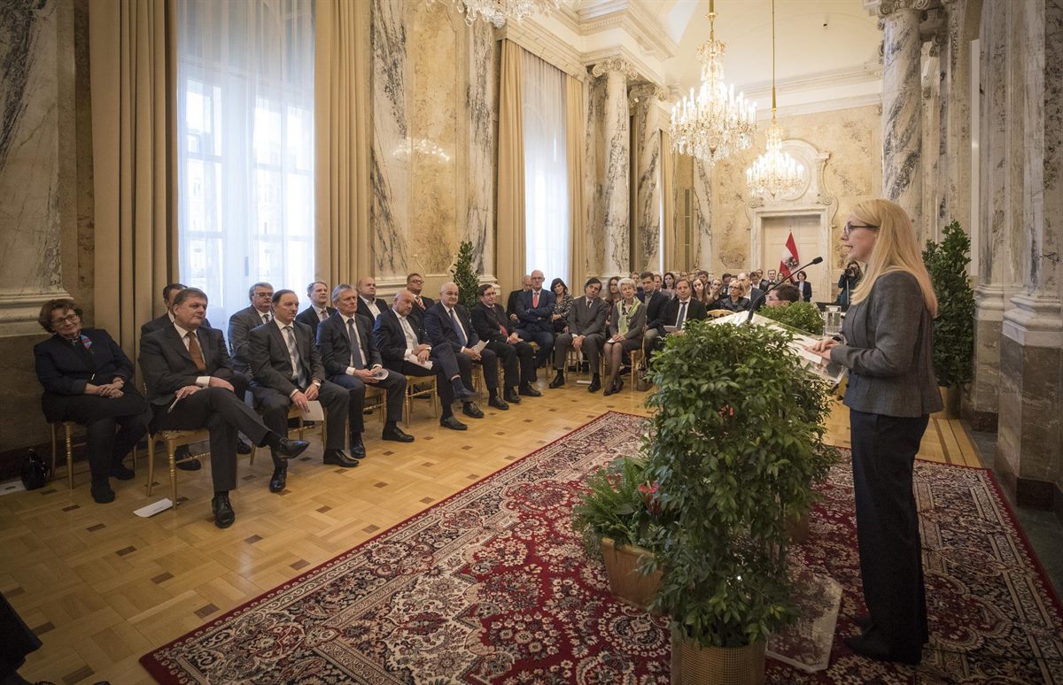 Wirtschaftsministerin Margarete Schramböck kündigt die Verleihungen an