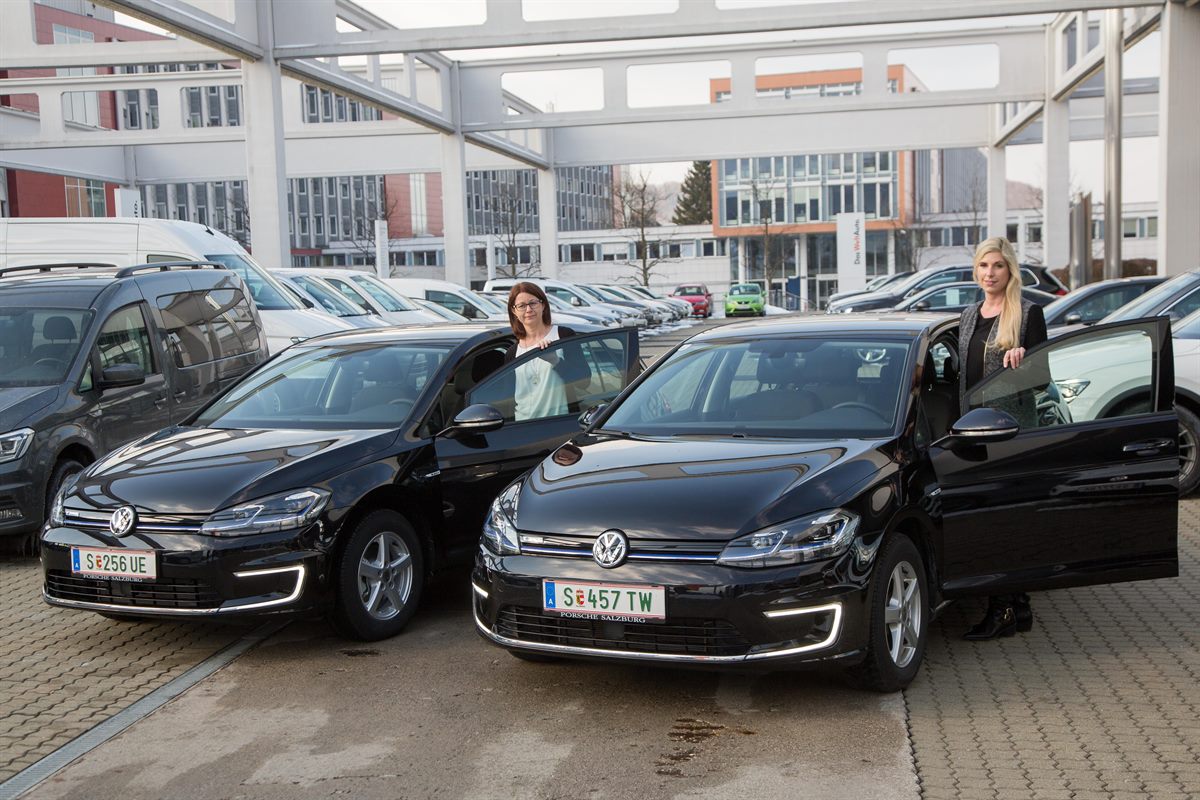 Zwei E-Golfs ergänzen ab sofort den Fuhrpark von dm drogerie markt. Im Bild die beiden dm Managerinnen Maria Rest und Miriam Geyer (v.l.).