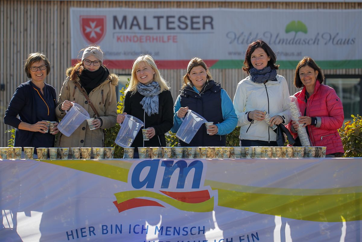 Kinderhilfelauf Amstetten: Das Team von dm drogerie markt versorgte die Kinder und Sportler entlang der Strecke mit Getränken, frischem Obst und selbstgebackenem Kuchen.