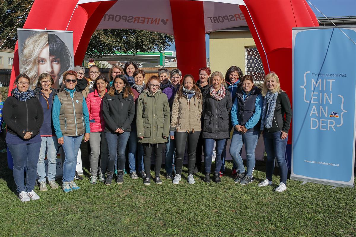 {miteinander} bei dm: Das Team der dm Filiale Amstetten unterstützte den Kinderhilfelauf tatkräftig im Rahmen des mehr vom leben tages, den alle Mitarbeiter bei dm drogerie markt erhalten.