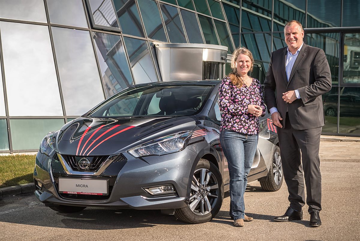 Gewinnerin Anna Humer nimmt ihr Nissan Micra Art-Car entgegen von Michael Kujus, Managing Director Nissan Österreich.