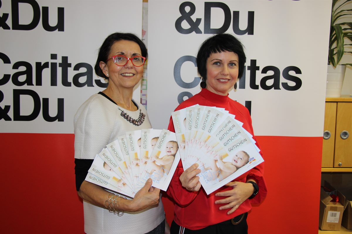 Edith Pinter, Caritas-Direktorin der Diözese Eisenstadt, und Manuela Priber, dm babybeihilfe Patin (v.l.).