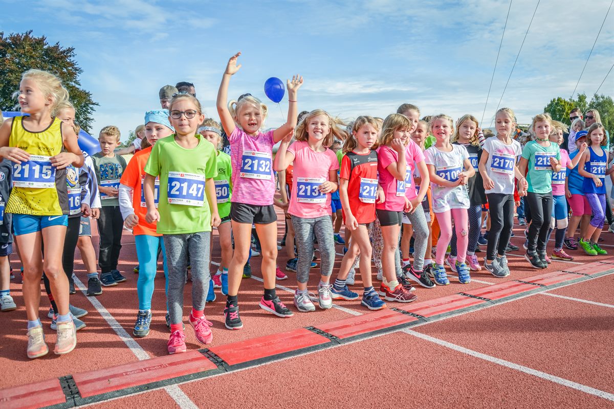 dm drogerie markt war auch heuer wieder als Hauptsponsor für den Lauf der „Knirpse U8“ dabei.