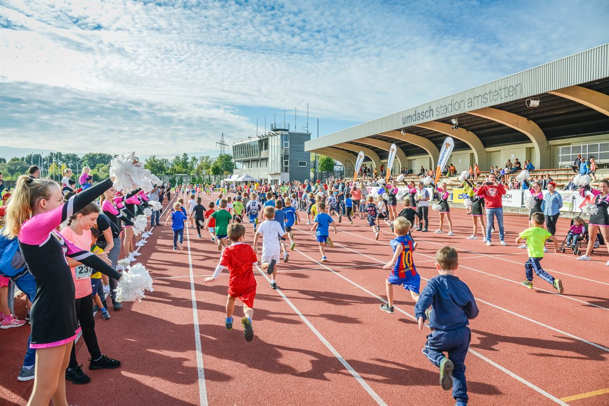 Strahlendes Wetter beim Kinderhilfelauf im Umdasch Stadion Amstetten.