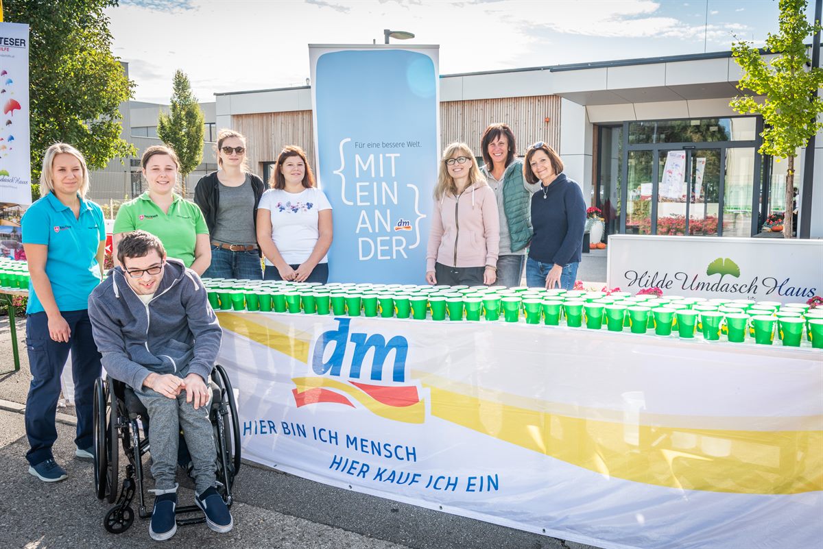 Seit 2016 verbindet dm drogerie markt und das Hilde Umdasch Haus die {miteinander}-Initiative.