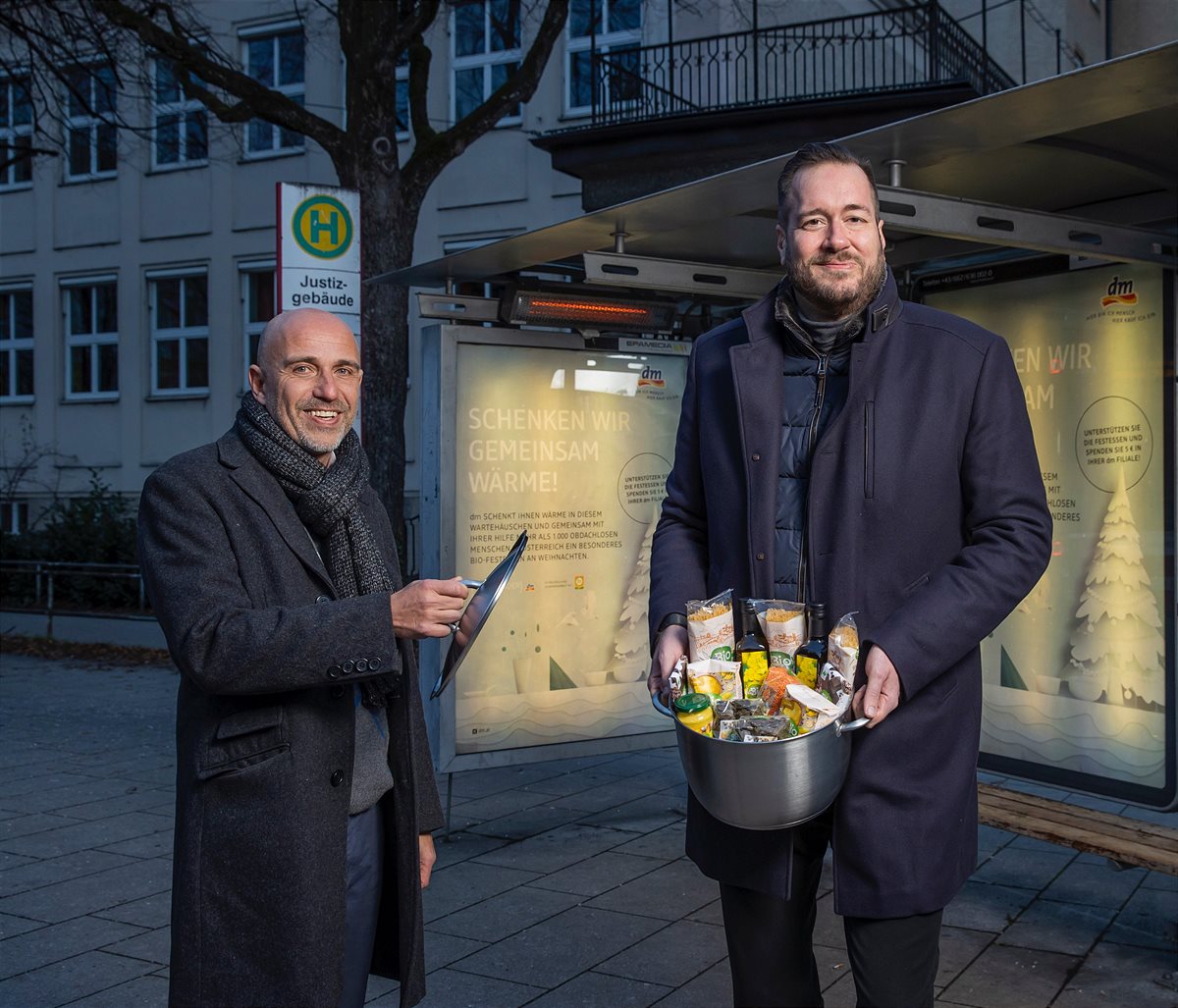An Bushaltestellen in vier Städten wurden Heizstrahler installiert, um auf die Aktion aufmerksam zu machen: Thomas Frauenschuh (EPAMEDIA) und Harald Bauer (dm Geschäftsführer) in Salzburg-Nonntal. 