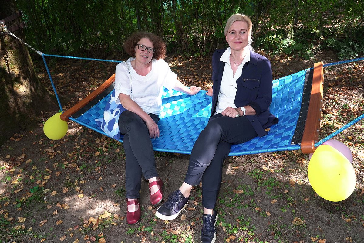 Christina Kraker-Kölbl, Geschäftsführerin des Vereins Frauenhaus Villach und Jasmine Obernosterer, dm Gebietsmanagerin freuen sich über die erfolgreiche Kooperation (v. l.).