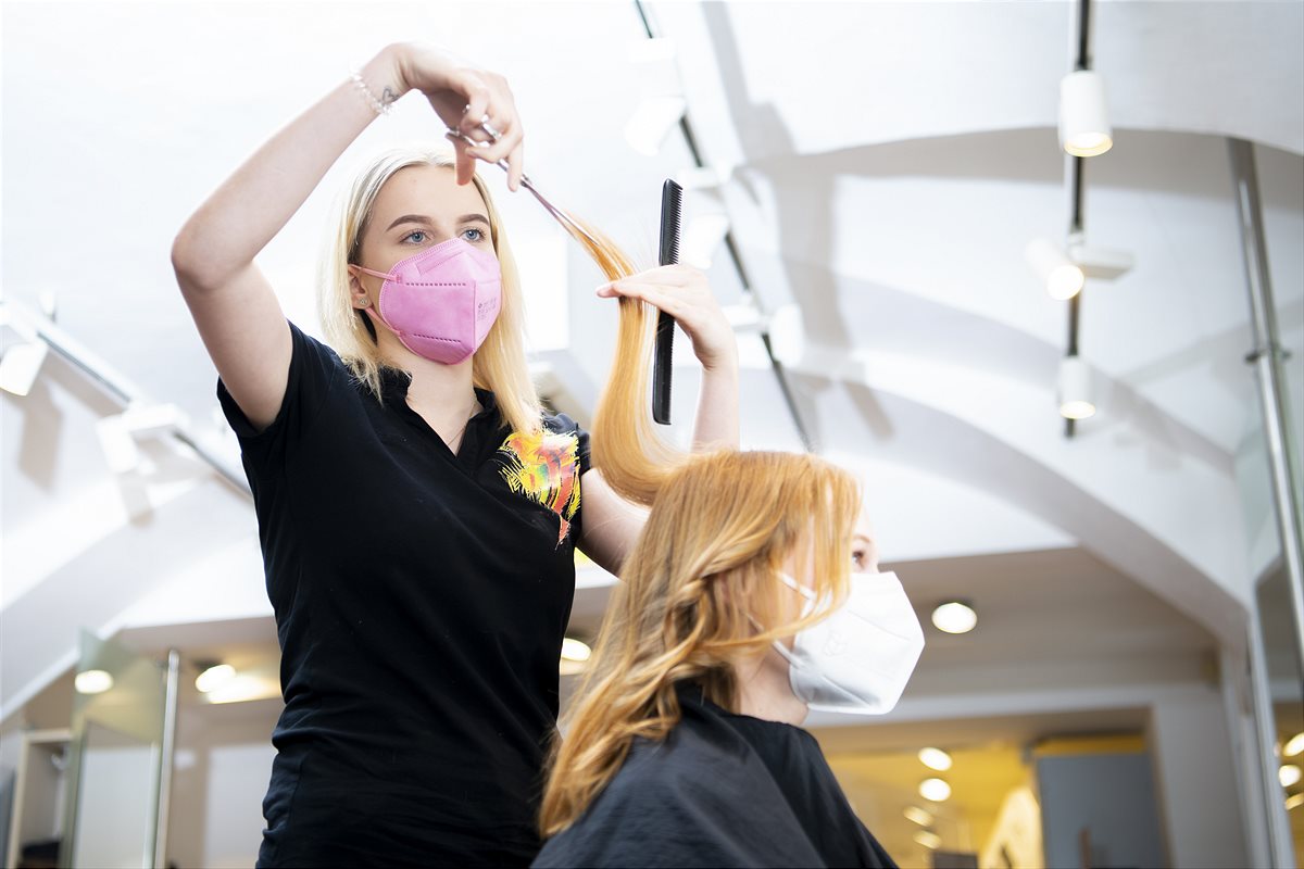 Pandemiebedingt weiter erhebliche Umsatzrückgänge in den Friseur- und Kosmetikstudios