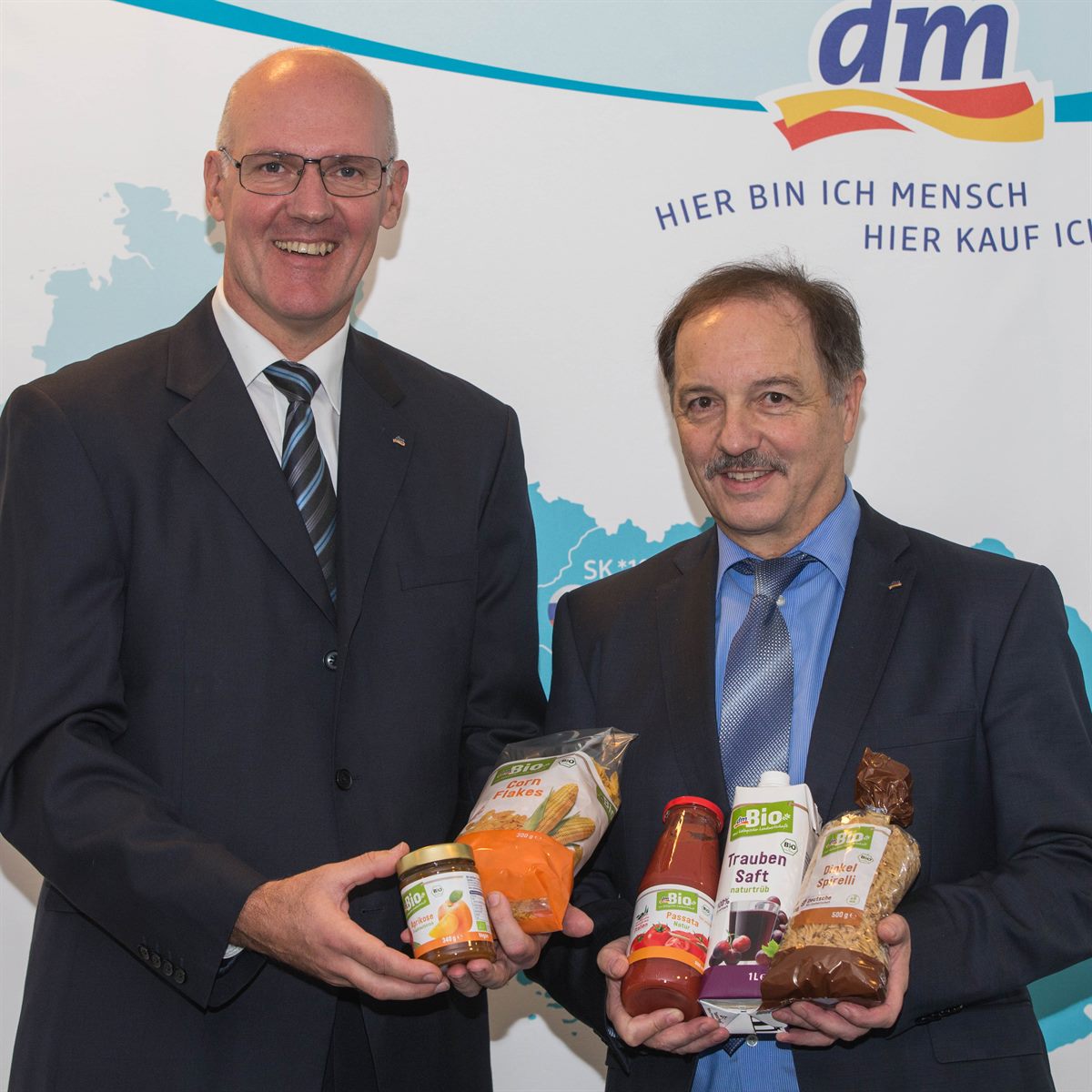 Mag. Martin Engelmann, Vorsitzender der dm Geschäftsführung, und Dipl.-Inform. Manfred Kühner, stv. Vorsitzender.