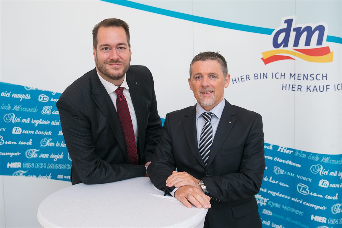 Die dm Geschäftsführer Dipl.-Betriebswirt Harald Bauer und Hubert Krabichler bei der Wiener Pressekonferenz.