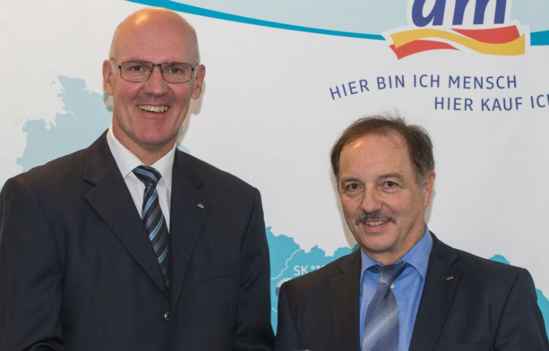 Mag. Martin Engelmann, Vorsitzender der dm Geschäftsführung, und Dipl.-Inform. Manfred Kühner, stv. Vorsitzender.