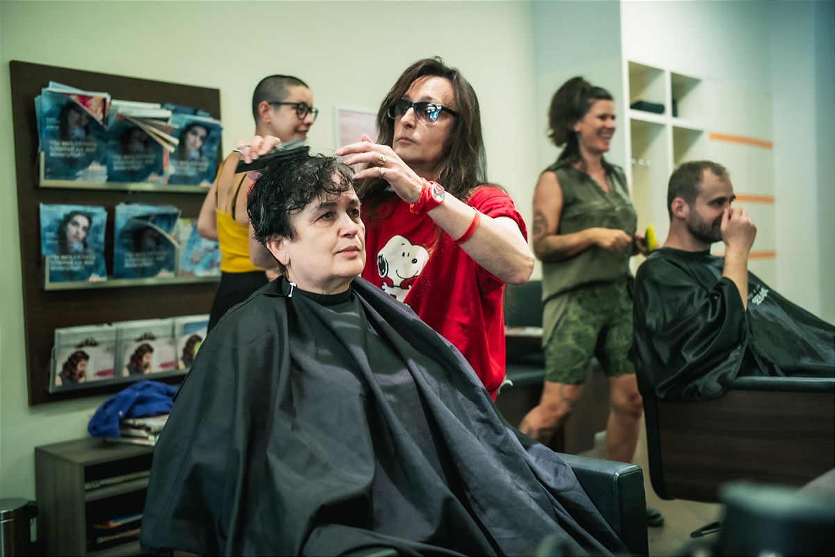 Kostenloser Haarschnitt für gehörlose Flüchtlinge