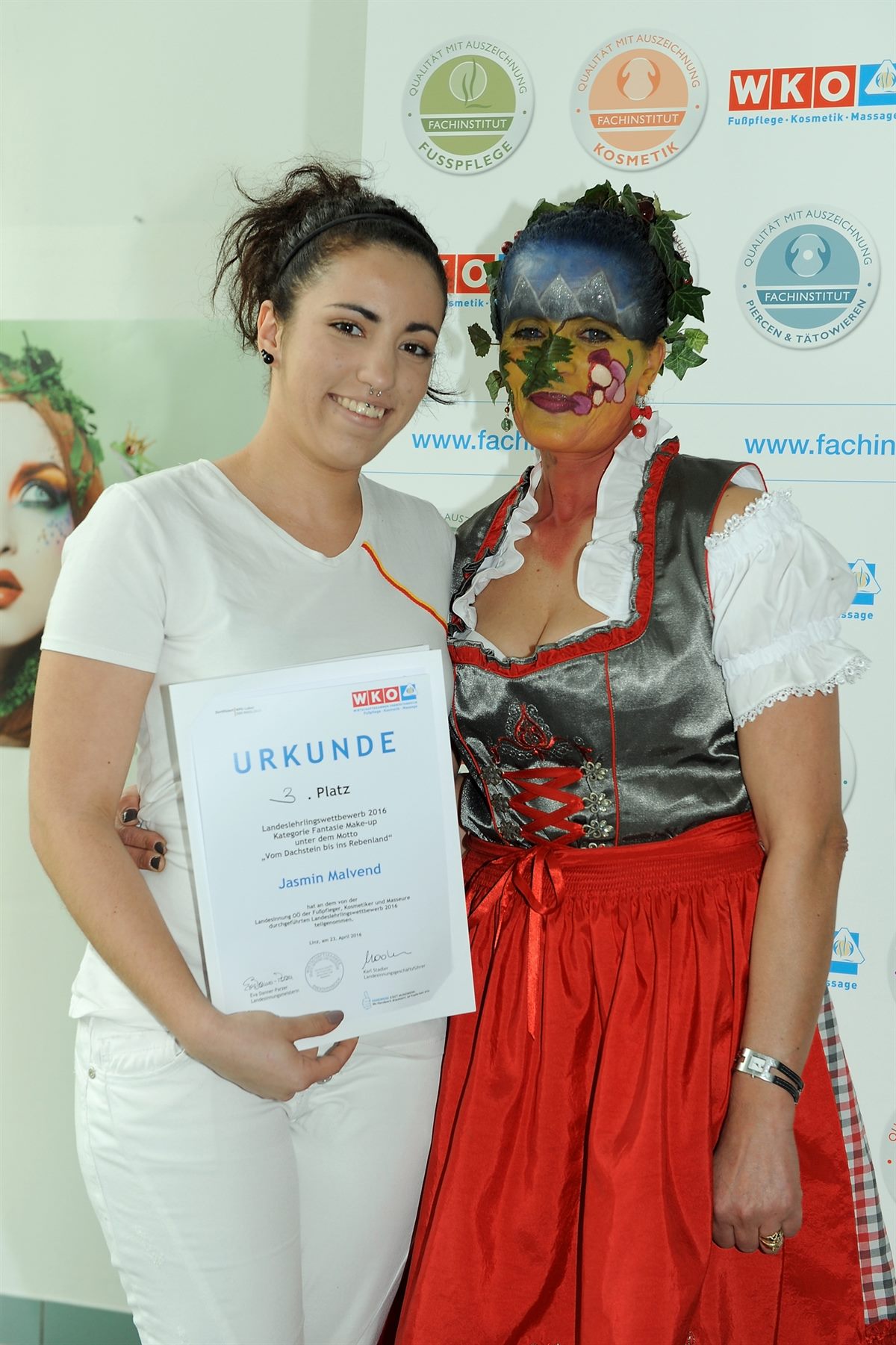 dm Lehrling Jasmin Malvend freut sich über den dritten Platz in der Kategorie „Fantasie Make-up“.