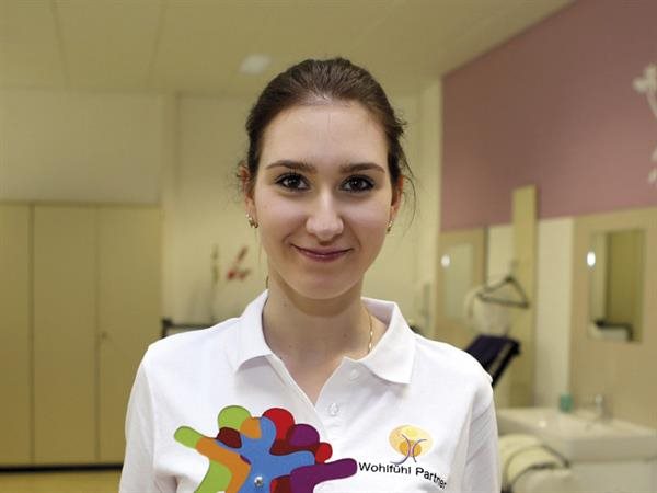 dm Lehrling Sabrina Traninger zeigt stolz ihre Trophäe.