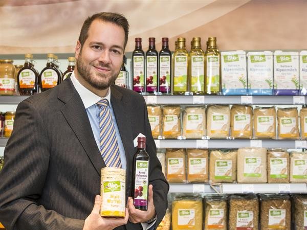 dm Geschäftsführer Harald Bauer setzt neue Schwerpunkte im Lebensmittelsortiment.