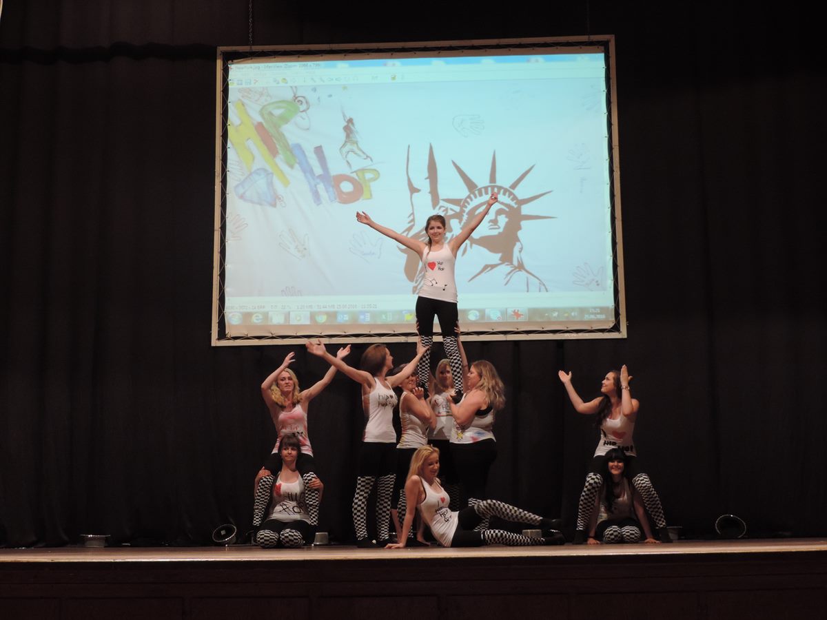 Die dm Lehrlinge aus Oberösterreich feierten den Abschluss ihres Workshops mit einer Veranstaltung in der Ennser Stadthalle. Am Programm standen unter anderem Theateraufführungen. 