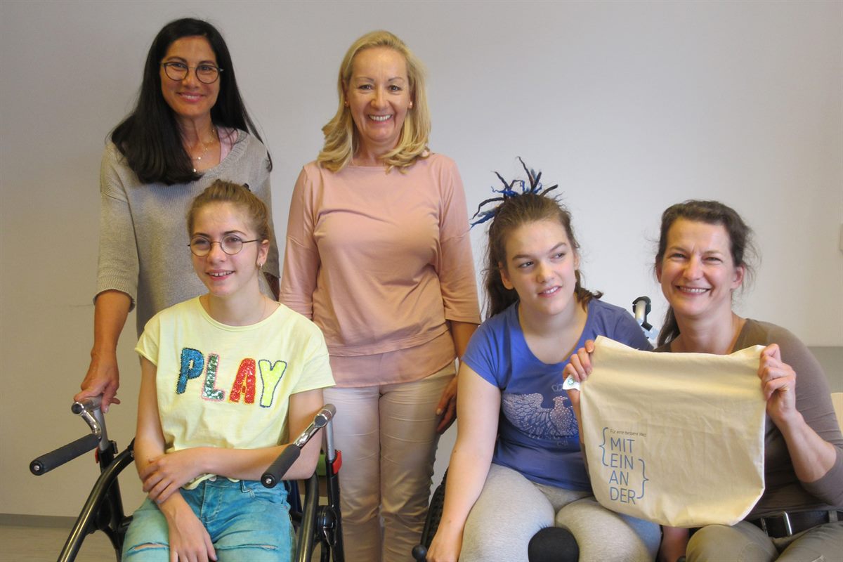 Martina Auberger (Obfrau RollschneckenRolling Home), Lea Auberger, dm Gebietsmanagerin Anna Maria Kapeller, Kala Handlechner und Astrid Handlechner (Kassierin RollschneckenRolling Home) (v.l.).