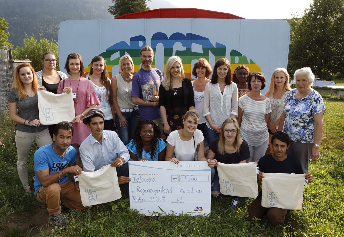 Fünf dm Filialen aus Treffen, Velden und Villach übergaben einen 4.000-Euro-Scheck an das Regenbogenland.