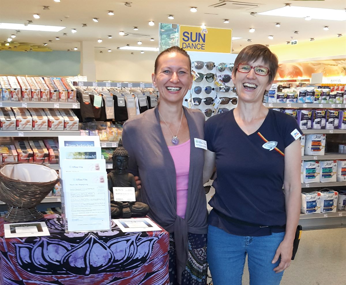 Martina Burgwieser (Leitung Zentrum Effata Vita) und Christa Fallmann (dm Filialleiterin in Hainburg a. d. Donau) freuen sich über die Zusammenarbeit.