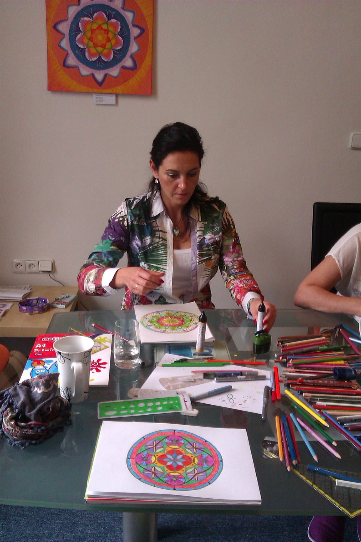 In Kreativ-Gruppen und bei regelmäßigen Treffen wird aus einem „Do it yourself“ ein „Do it together“. Entspannung finden die Teilnehmer unter anderem beim Ausmalen von Mandalas.