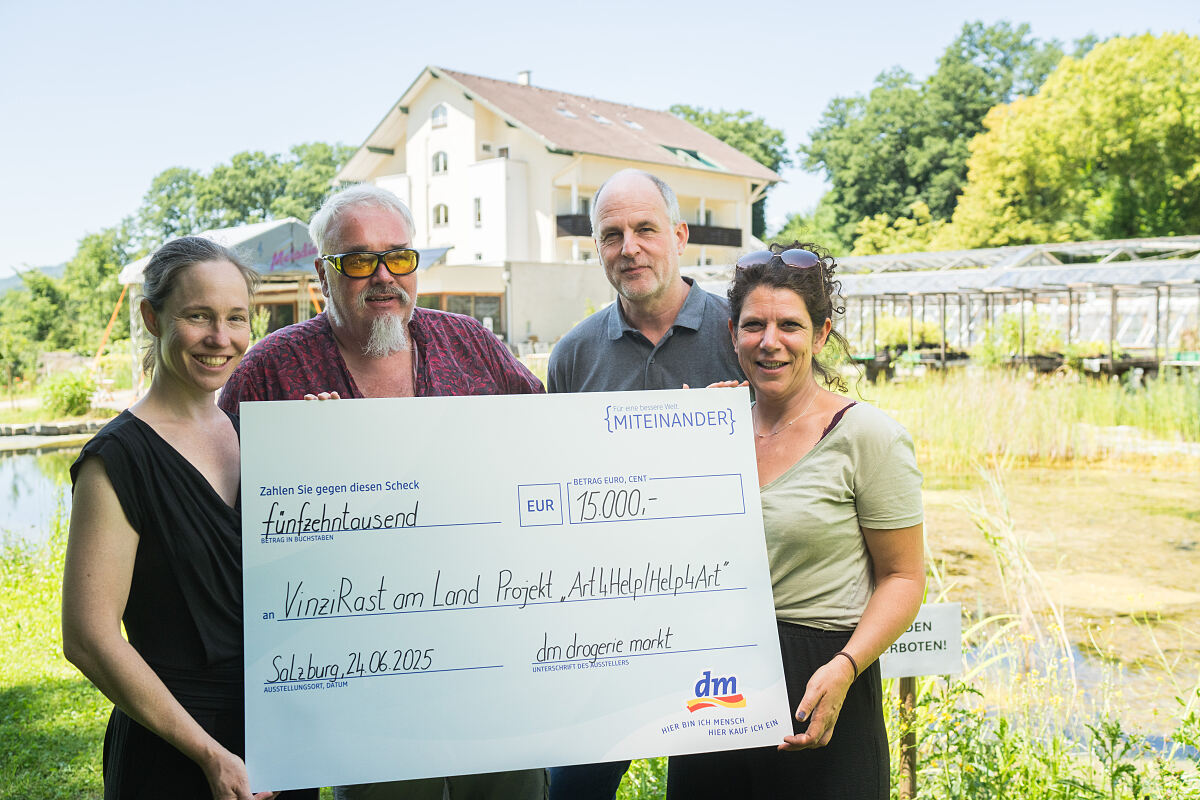 Pressebild_dm_Festessen_03_Spendenübergabe_VinziRast