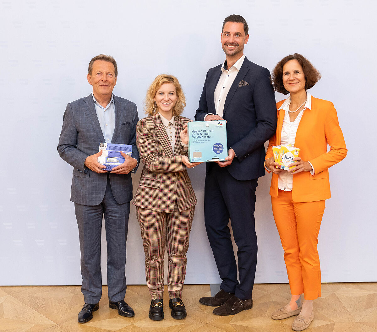 Pressebild dm Periodenproduktspende 2