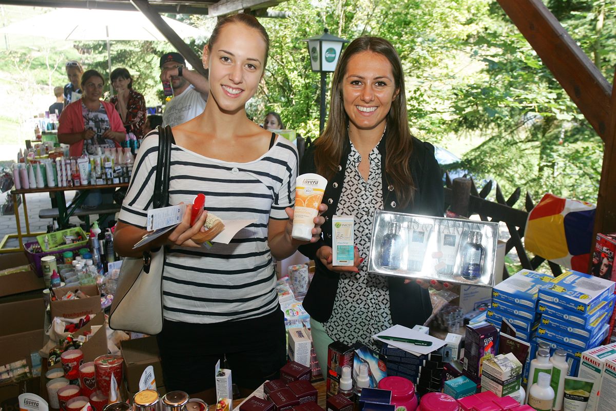dm Filialleiterin Karoline Rkulovic (rechts) half den Kunden, sich am Flohmarkt zurechtzufinden.