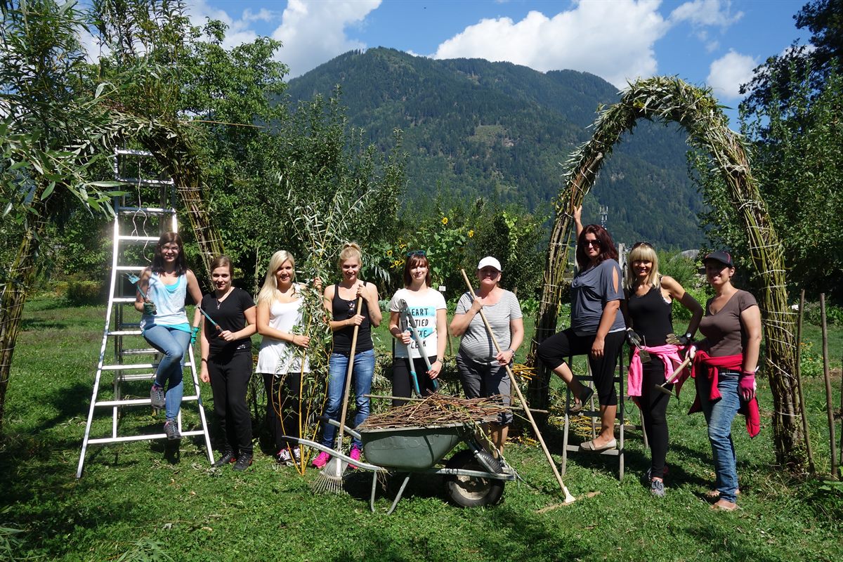 Neun dm Mitarbeiterinnen halfen bei der Gartenarbeit im Interkulturellen Garten im Regenbogenland.