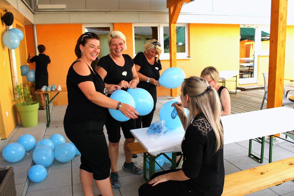 Im Rahmen des mehr vom leben tages (ein zusätzlicher Urlaubstag) halfen die dm Mitarbeiter beim Aufbau des Festes.