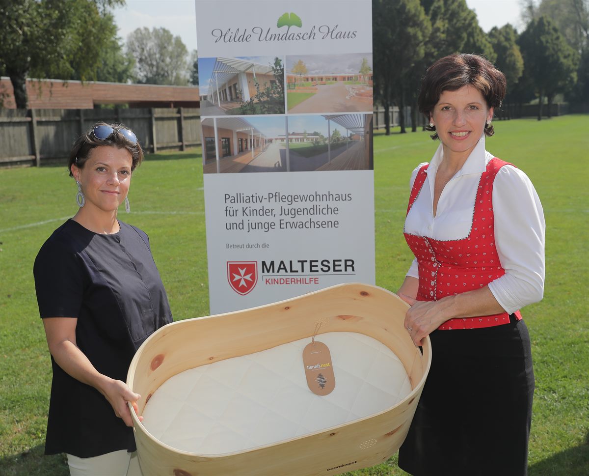 Ein liebevolles Babybett aus reiner Zirbe für das Hilde Umdasch Haus: Nicole Pröll (Bennis Nest), Veronika Karner (Hilde Umdasch Haus); v.l.n.r.