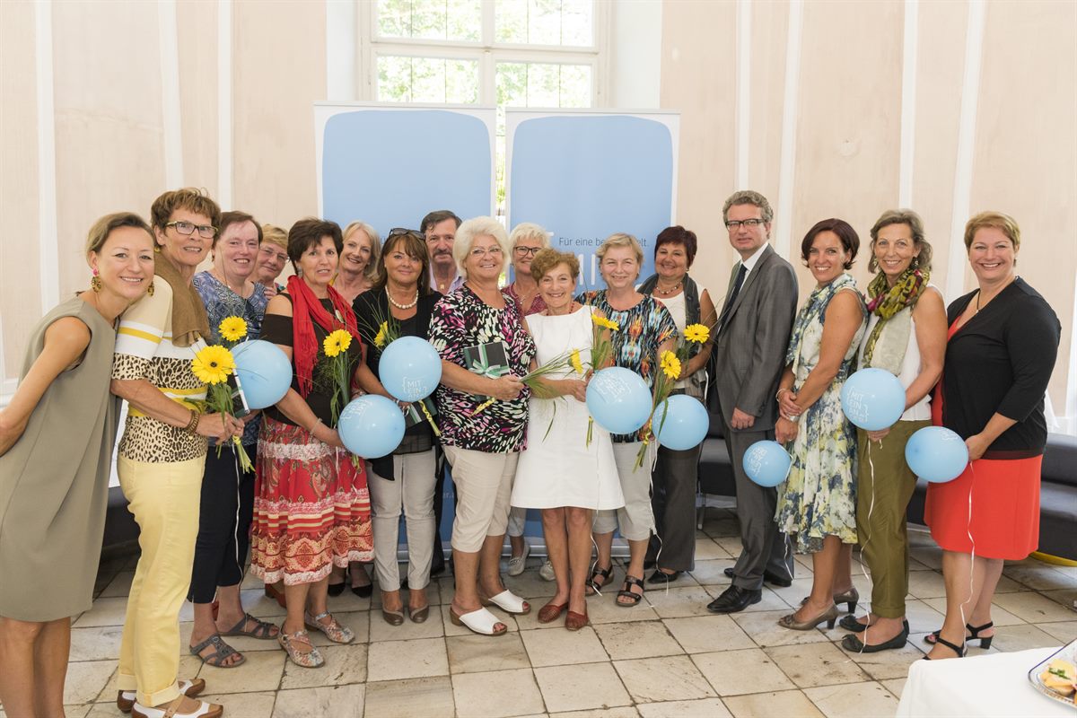 Gruppenfoto der freiwilligen Helfer samt Projektkoordinatoren und Landesrat Drexler.
